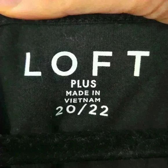 Black Scoop-Neck Tee - Picture 3 of 5